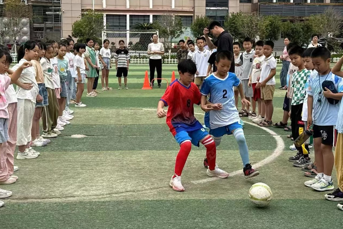 【耒阳站】五里牌小学：足球转动希望 绿茵放飞梦想