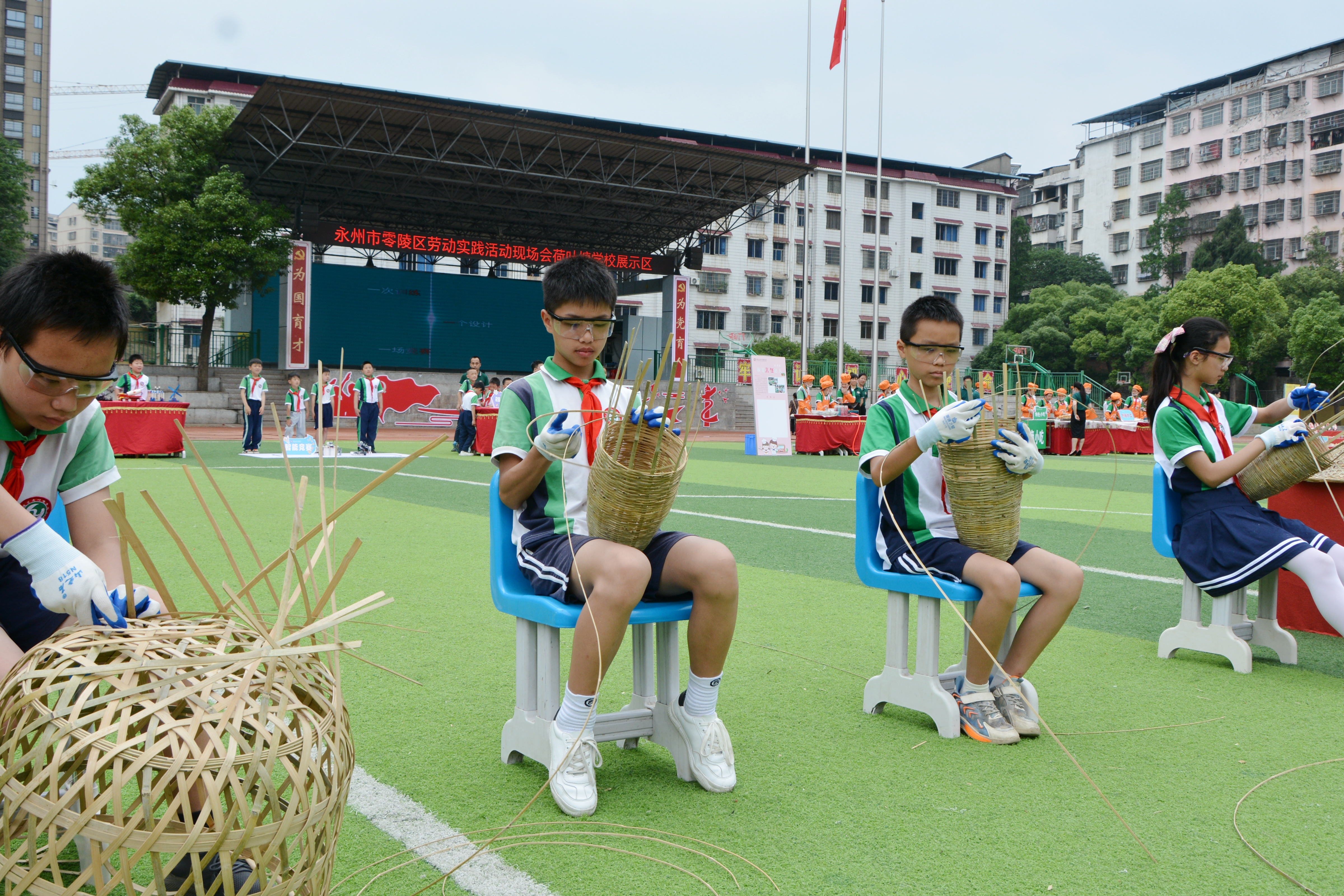 零陵区荷叶塘小学在举行劳动教育现场比赛.jpg