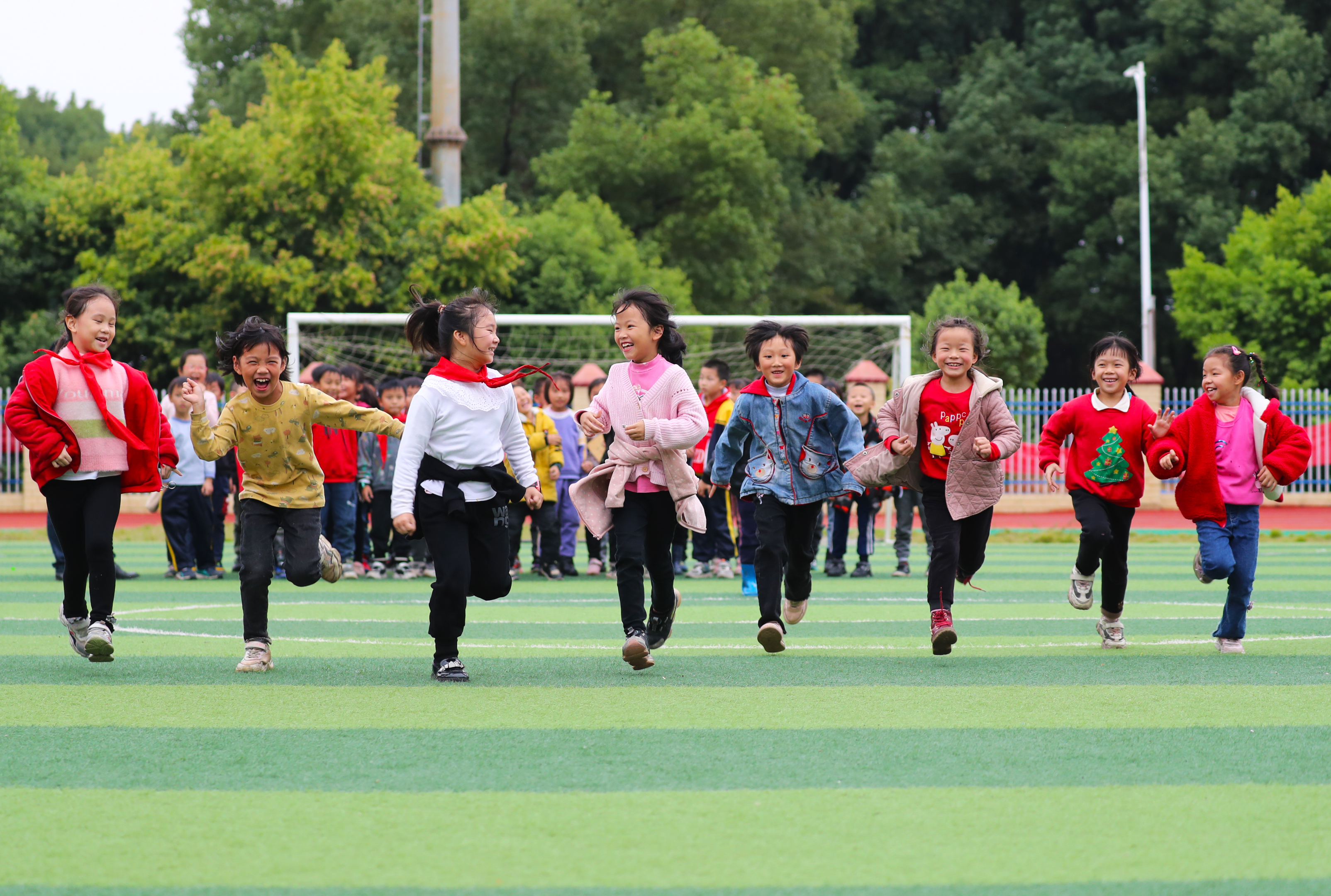 新田县双碧小学孩子们在做游戏 (2).jpg