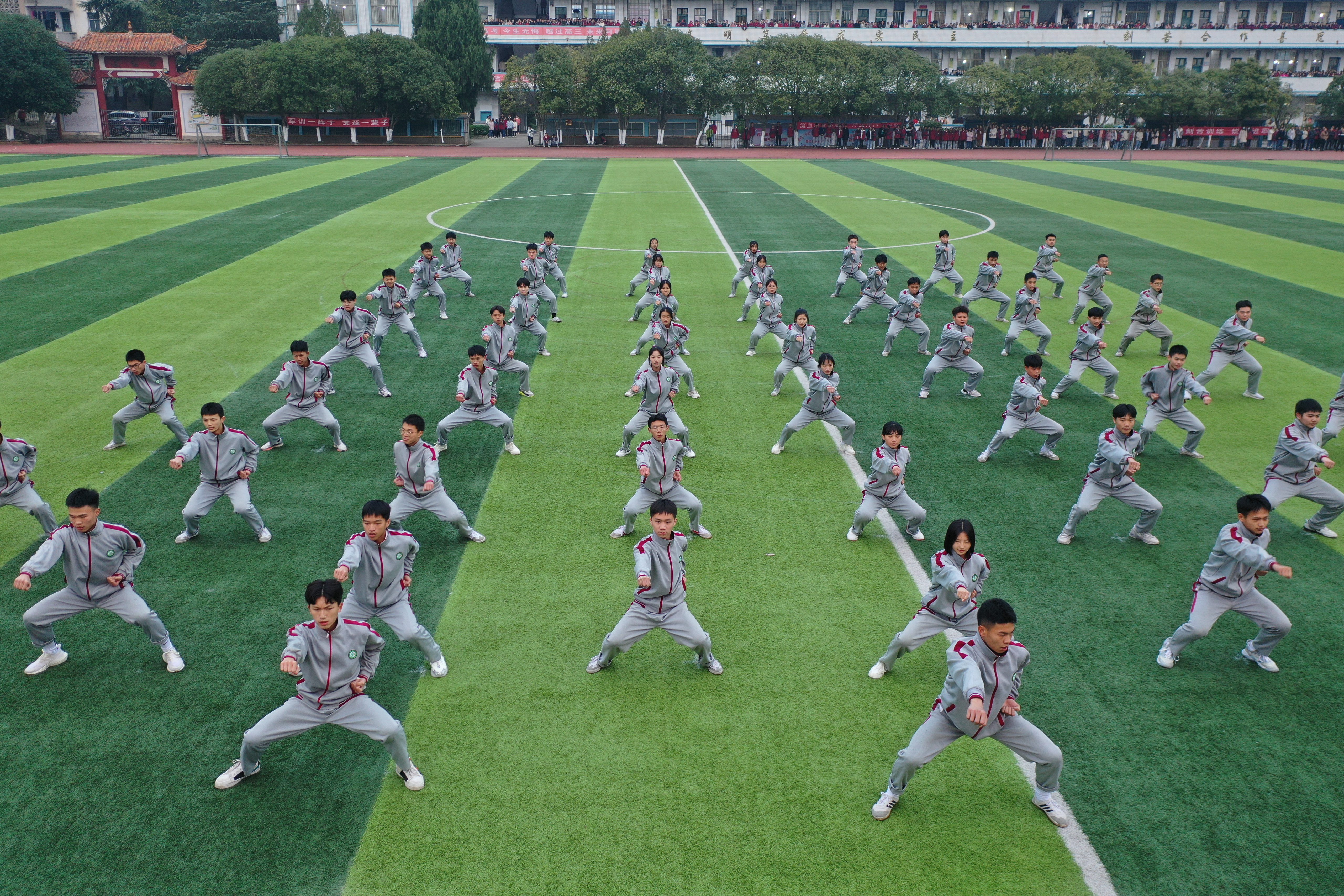 12月13日，蓝山县第二中学，学生在展示五步拳。.jpg