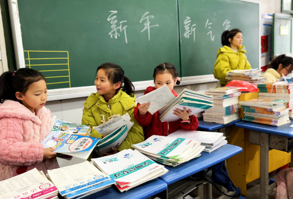 【衡东县站】新塘镇中心学校：新学期 发新书 展新貌 乡村孩子笑开颜