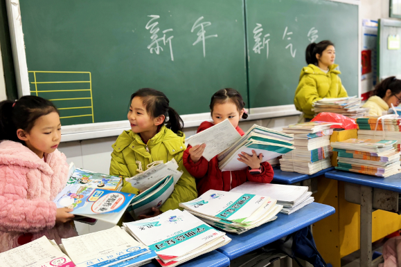 【衡东县站】新塘镇中心学校：新学期 发新书 展新貌 乡村孩子笑开颜