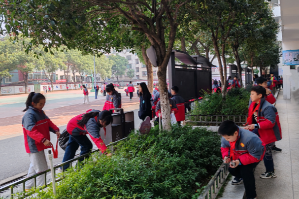 【耒阳站】金杯小学：学雷锋在行动 校园内外焕新颜