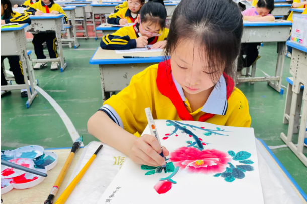 【耒阳站】实验小学：百名“小艺术家”操场挥毫