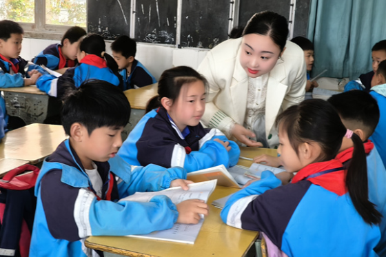 新晃兴隆小学：三尺讲台竞芳华 课改赋能绽风采