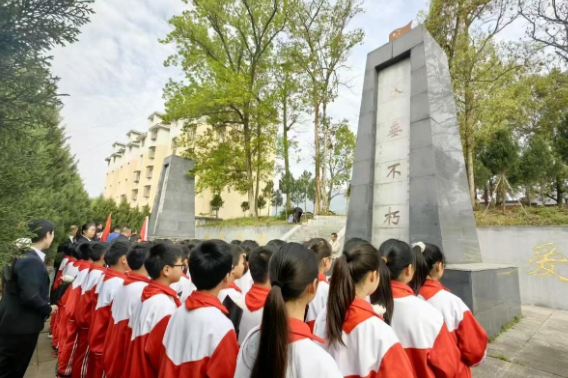 【慈利站】江垭镇中心完小：清明祭英烈 薪火传童心