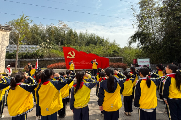 【资阳站】资阳区三益小学：师生赴丰堆仑开展清明祭扫活动