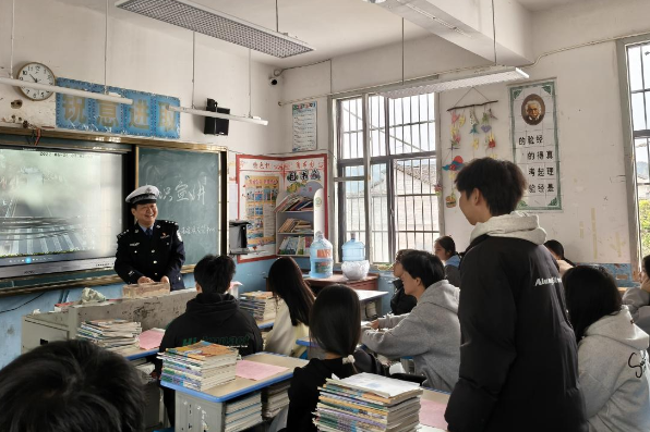 通道：开展安全教育 提高学生避险自护能力