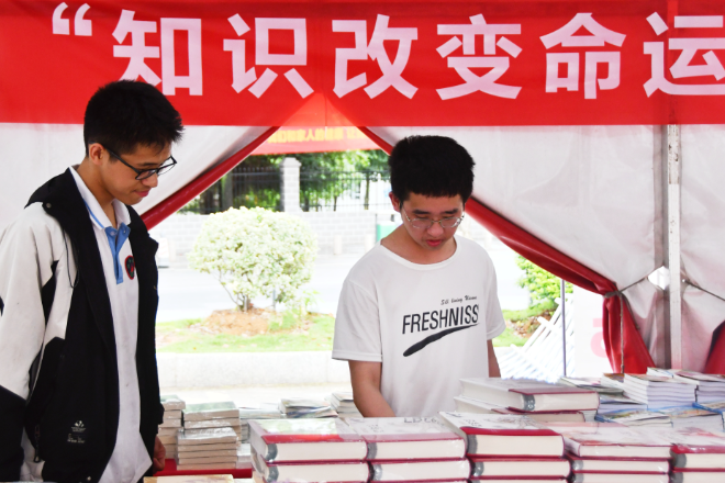 江永：图书巡展助力书香校园