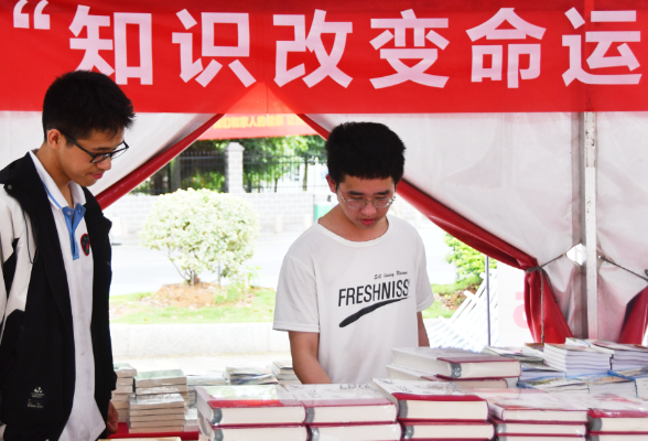江永：图书巡展助力书香校园