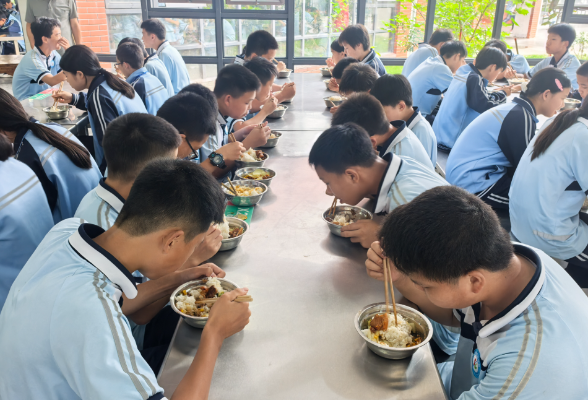 新晃思源学校：以“味”会友 共促成长