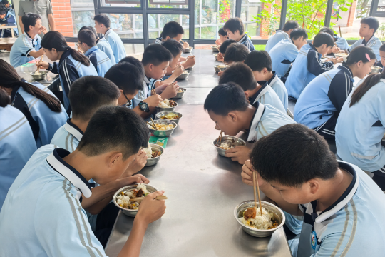 新晃思源学校：以“味”会友 共促成长