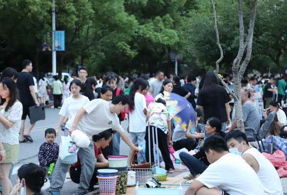 湖南科技学院：二手集市打造暖心“告别礼”