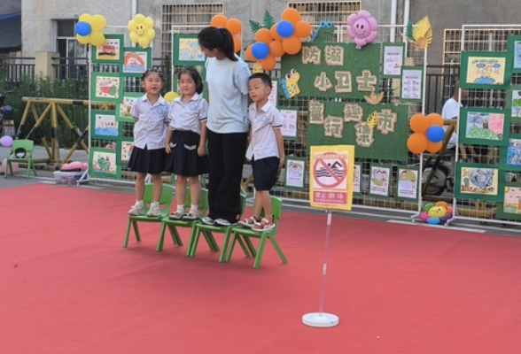 石门蒙泉镇中心幼儿园：“防溺小卫士”趣集市开课 萌娃上街宣安全