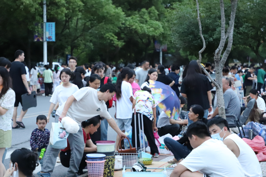 湖南科技学院：二手集市打造暖心“告别礼”