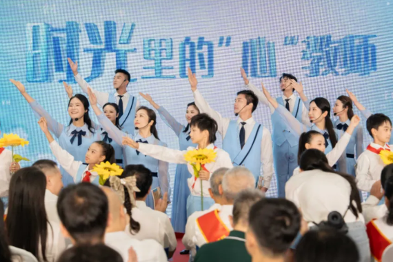 “老师，您好！”响彻地铁 长沙市天心区仰天湖实验学校师生诵读声致敬引路人