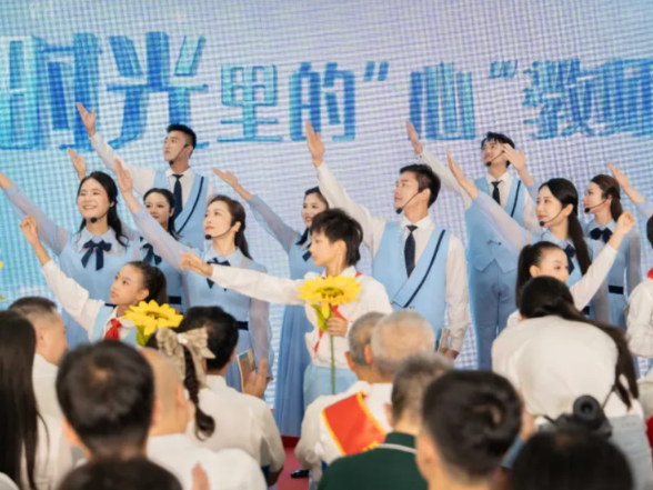“老师，您好！”响彻地铁 长沙市天心区仰天湖实验学校师生诵读声致敬引路人