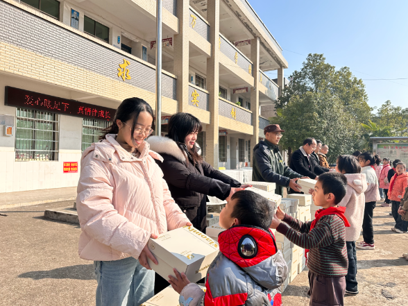 【衡阳县站】爱心企业家在衡阳县开展“暖足护梦”行动