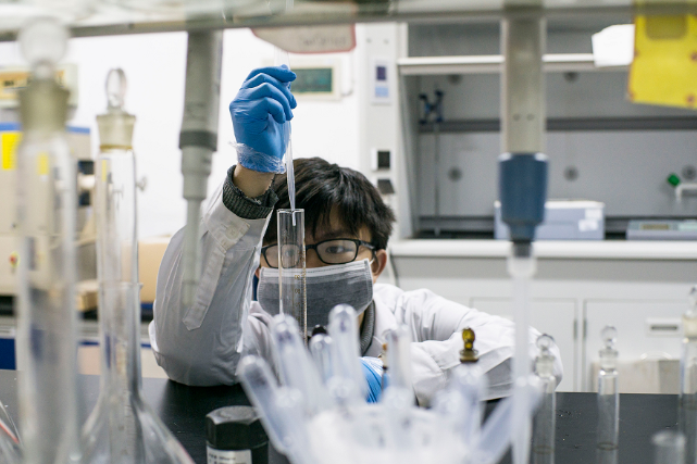 秦钒治：守护碧水蓝天的科研追梦人