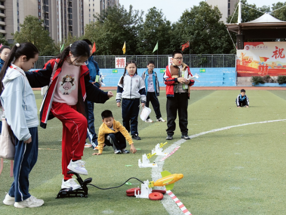 华容：科技点亮校园 少年逐梦未来
