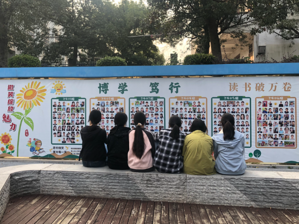 咔嚓一下 写写画画 | 微笑墙上，藏着我们的三年之约