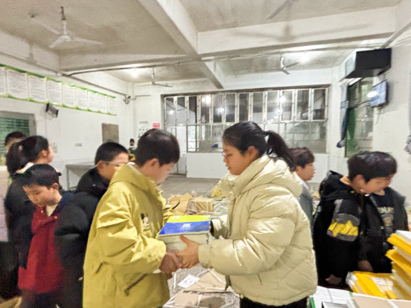 【衡东站县】新塘镇中心学校：餐厅变“驿站” 书香满校园