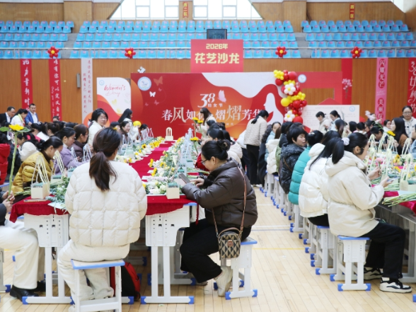 【祁东站】花香伴巾帼 清源中学为女教职工送上节日温馨