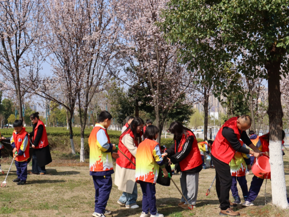 【鼎城区站】红云学校：“志愿红守护生态绿” 师生共护阳明湖美景