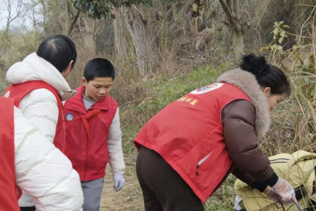 【衡阳县站】杨柳学校：学雷锋护水源 红领巾在行动