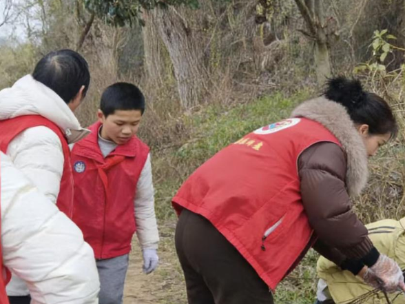 【衡阳县站】杨柳学校：学雷锋护水源 红领巾在行动