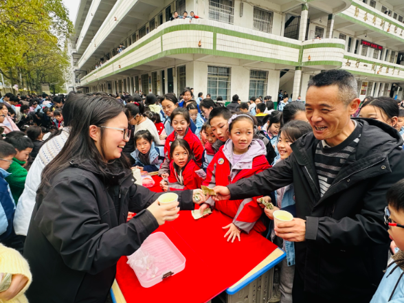 【衡阳县站】西渡镇中心小学：校园“淘宝”节 好物“摊”出圈