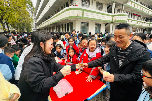 【衡阳县站】西渡镇中心小学：校园“淘宝”节 好物“摊”出圈