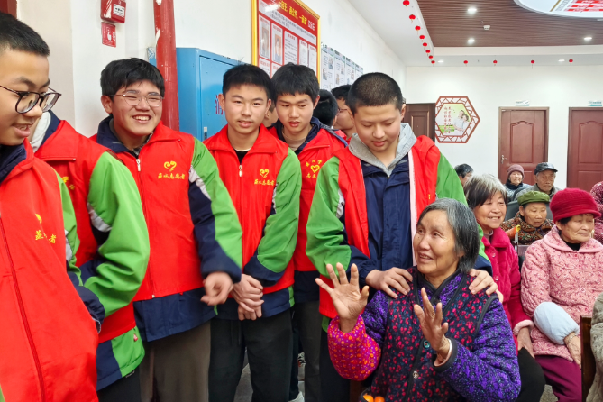 【衡阳县站】蒸阳学校：爱驻夕阳 情暖福利院