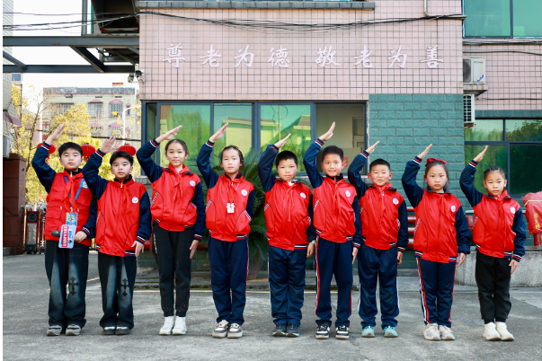 【资兴站】第三完全小学：少年送关爱 敬老润心田