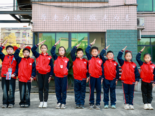 【资兴站】第三完全小学：少年送关爱 敬老润心田