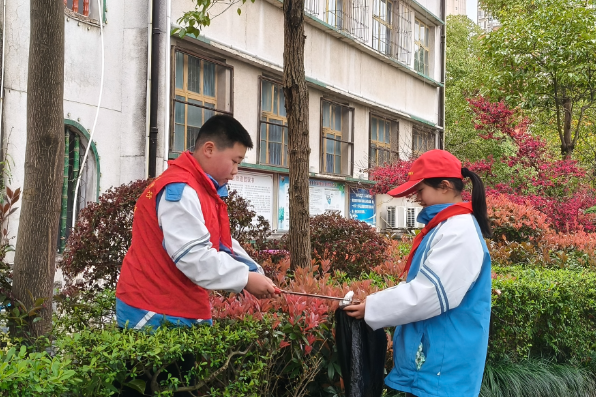 【新晃站】晃州镇第三完全小学：小小志愿者 美化家园行