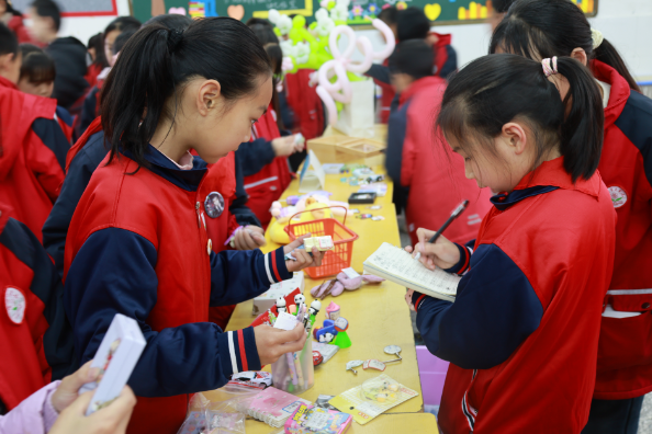 【资兴站】第三完全小学：义卖汇聚爱心 行动传递温暖