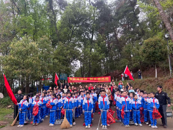 【祁东站】明德小学：小手护青山 童心学雷锋