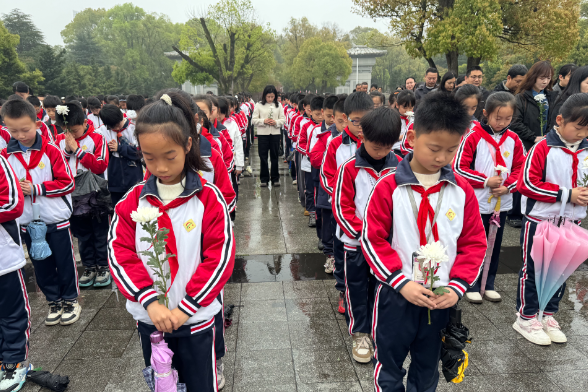 【耒阳站】“一束鲜花寄哀思” 城北完小开展清明祭扫活动