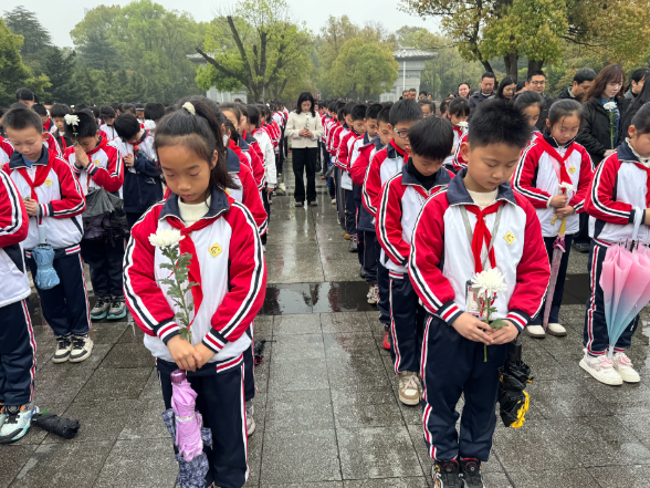 【耒阳站】“一束鲜花寄哀思” 城北完小开展清明祭扫活动