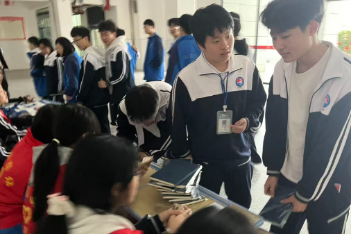 【耒阳站】五里牌中学：爱心“不打烊” 文创义卖点亮校园