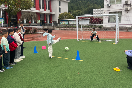 【慈利站】高峰土家族乡中学：趣味点球赛 运动促健康
