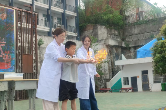 【零陵区站】中山路小学：“我们都是小小科学家” 科学秀点燃学生求知梦
