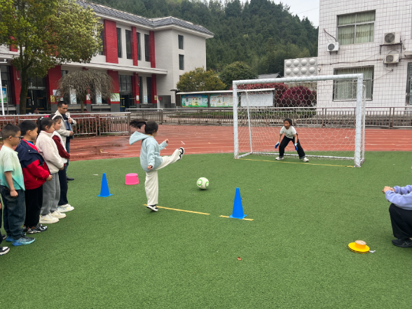 【慈利站】高峰土家族乡中学：趣味点球赛 运动促健康
