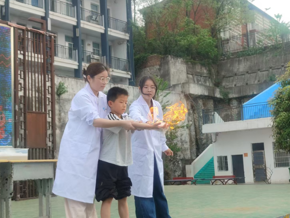 【零陵区站】中山路小学：“我们都是小小科学家” 科学秀点燃学生求知梦