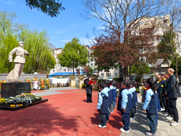 【鼎城区站】花船庙小学：春风寄哀思 童心敬英魂