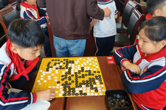 【资阳区站】益阳市人民路小学：棋盘上的智慧对决