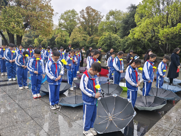 【耒阳站】实验小学金杯塘分校：祭扫烈士陵园 厚植家国情怀
