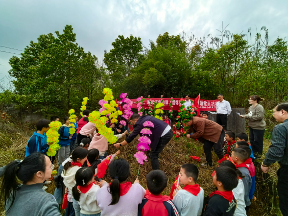【零陵区站】珠山镇中心小学：踏泥泞祭先烈 承精神向未来