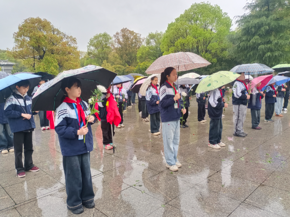 【耒阳站】实验中学铁路园分校：雨中祭扫 让红色基因融入血脉